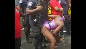 Popozuda Negra Sarrando small-minded Policial em Evento de Rua